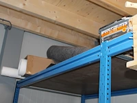 Schilderprodukten in kast en op stellingen in schildershok w.o. rollers, kwasten, verf, kitten, doeken en tex. - afbeelding 6 van  6