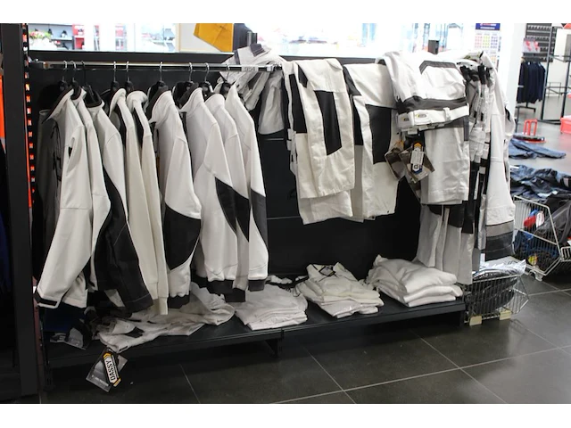 Schilders / stukadoors kleding op twee rekken w.o. truien broeken polo's en jacks circa 45 stuks. - afbeelding 1 van  2