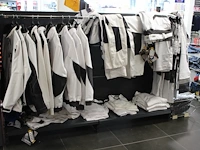 Schilders / stukadoors kleding op twee rekken w.o. truien broeken polo's en jacks circa 45 stuks. - afbeelding 1 van  2