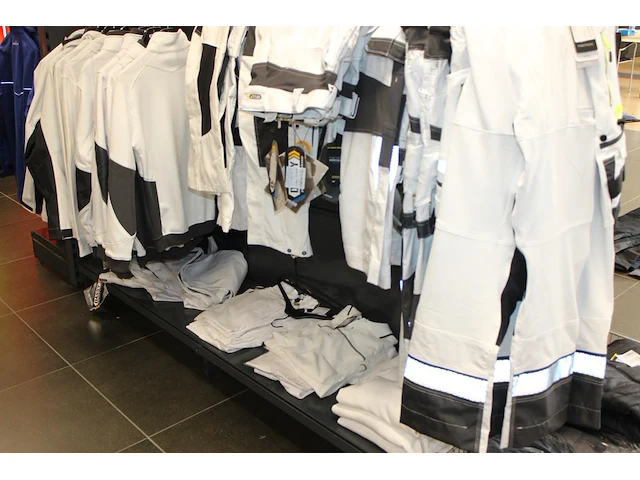 Schilders / stukadoors kleding op twee rekken w.o. truien broeken polo's en jacks circa 45 stuks. - afbeelding 2 van  2