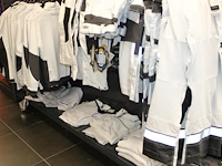 Schilders / stukadoors kleding op twee rekken w.o. truien broeken polo's en jacks circa 45 stuks. - afbeelding 2 van  2