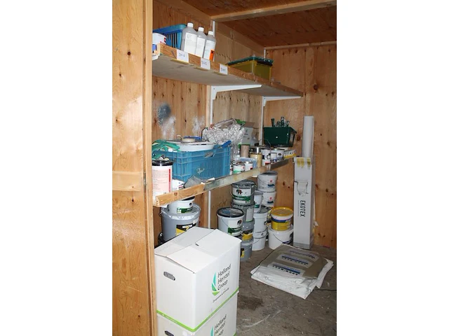 Schildersprodukten w.o. lakken, tex, tape, schuurpapier, rollers en kwasten. - afbeelding 2 van  7