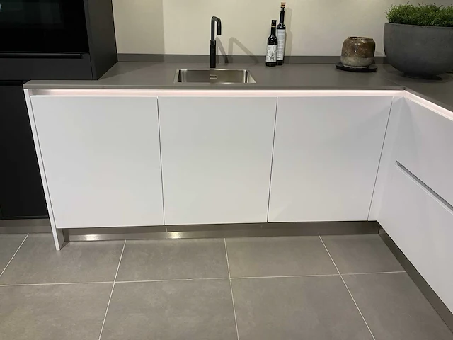 Schmidt evolution arcos supermat twin hoekopgestelde showroomkeuken - afbeelding 11 van  45