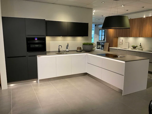 Schmidt evolution arcos supermat twin hoekopgestelde showroomkeuken - afbeelding 1 van  45
