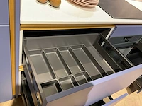 Schmidt evolution loft micron 21 eolis hoekopgestelde showroomkeuken - afbeelding 11 van  32
