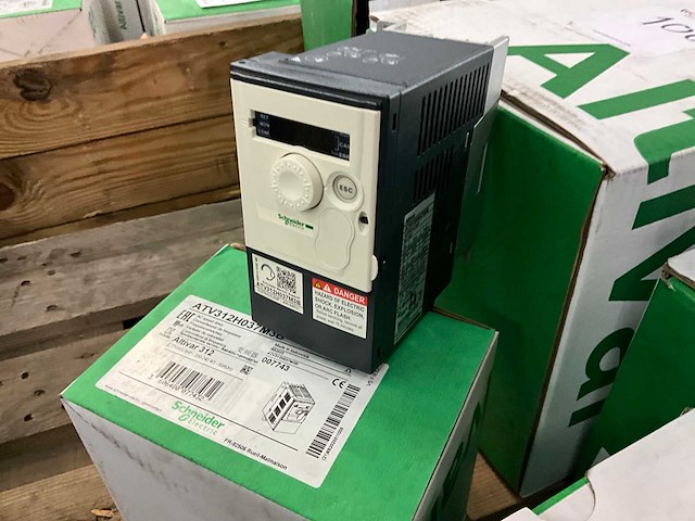 Schneider altivar atv312h037m3b frequentieregelaar - afbeelding 1 van  5