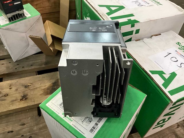 Schneider altivar atv312hu11m2b frequentieregelaar - afbeelding 3 van  5