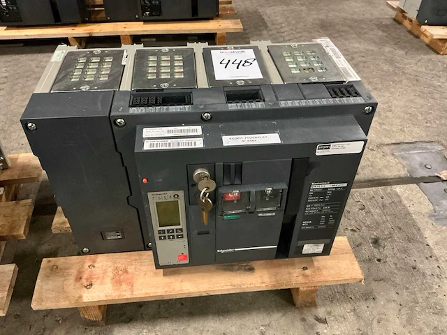Schneider nw16 h1 circuit breaker - afbeelding 1 van  5