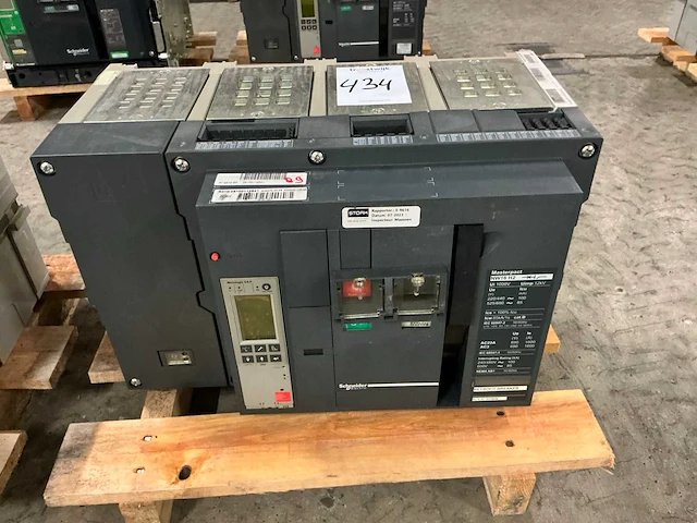 Schneider nw16 h2 circuit breaker - afbeelding 1 van  5