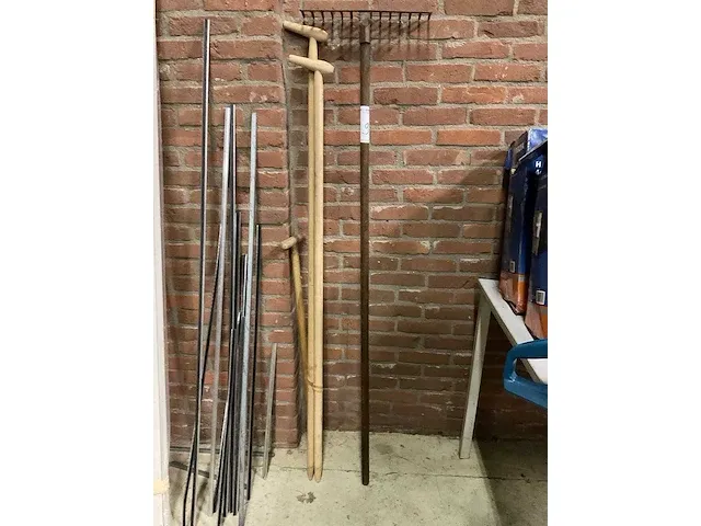 Schoffelstelen en hark - afbeelding 1 van  2