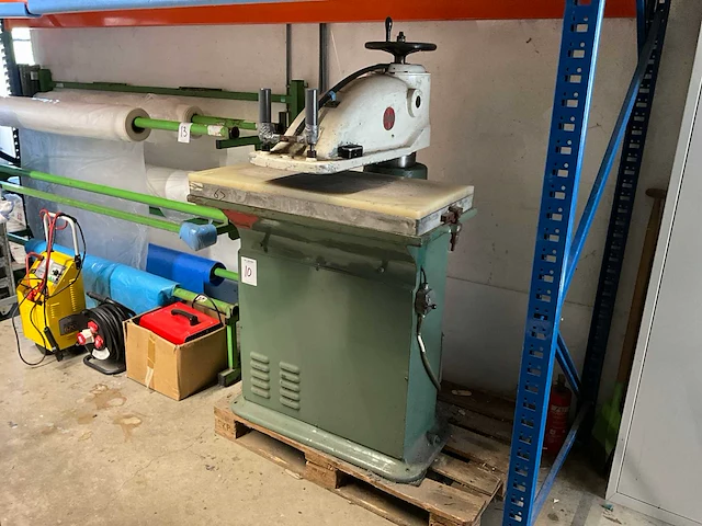 Schön zwenkarm stansmachine - afbeelding 1 van  8