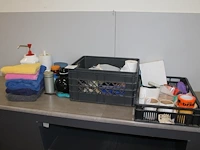 Schoonmaak- en keukenproducten, waaronder handdoeken, kwasten, koffieproducten, zeep, tape, afzetlint, vuil... - afbeelding 1 van  4