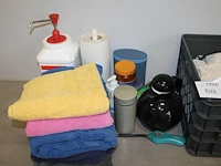 Schoonmaak- en keukenproducten, waaronder handdoeken, kwasten, koffieproducten, zeep, tape, afzetlint, vuil... - afbeelding 2 van  4