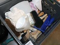 Schoonmaak- en keukenproducten, waaronder handdoeken, kwasten, koffieproducten, zeep, tape, afzetlint, vuil... - afbeelding 3 van  4