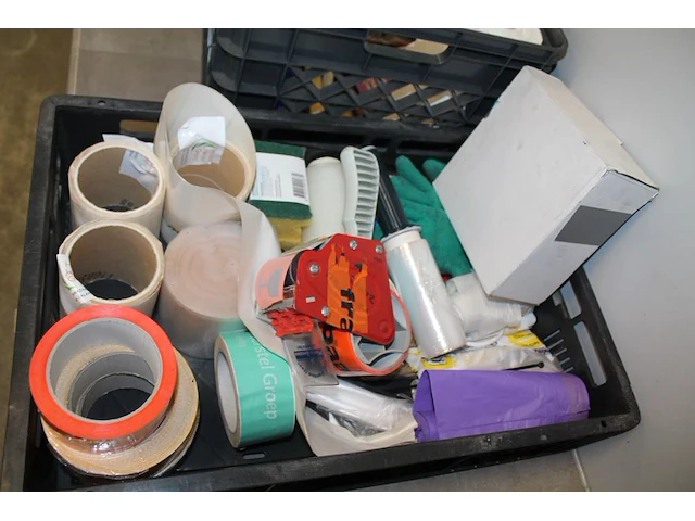 Schoonmaak- en keukenproducten, waaronder handdoeken, kwasten, koffieproducten, zeep, tape, afzetlint, vuil... - afbeelding 4 van  4