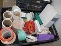 Schoonmaak- en keukenproducten, waaronder handdoeken, kwasten, koffieproducten, zeep, tape, afzetlint, vuil... - afbeelding 4 van  4
