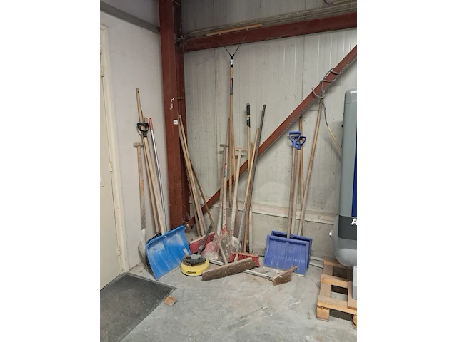 Schoonmaak- en tuinonderhoudsgereedschap - afbeelding 1 van  4