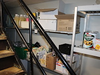 Schoonmaak producten op twee schappen waaronder zeep, vaatdoeken, folie en dagvers stickers. - afbeelding 1 van  1