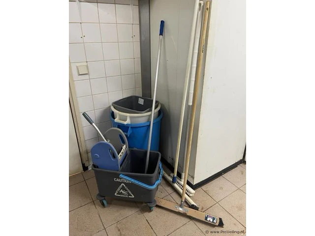 Schoonmaakartikelen bestaande uit o.a. dweilwagen, bezems & emmers - afbeelding 1 van  1