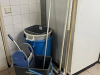Schoonmaakartikelen bestaande uit o.a. dweilwagen, bezems & emmers - afbeelding 1 van  1
