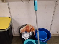 Schoonmaakartikelen o.a. emmers & dweil - afbeelding 1 van  3