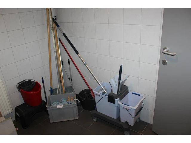 Schoonmaakartikelen w.o. mopwagen, bezem, stoffer en blik etc. - afbeelding 1 van  3