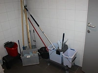 Schoonmaakartikelen w.o. mopwagen, bezem, stoffer en blik etc. - afbeelding 1 van  3