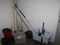 Schoonmaakartikelen w.o. mopwagen, bezem, stoffer en blik etc. - afbeelding 2 van  3