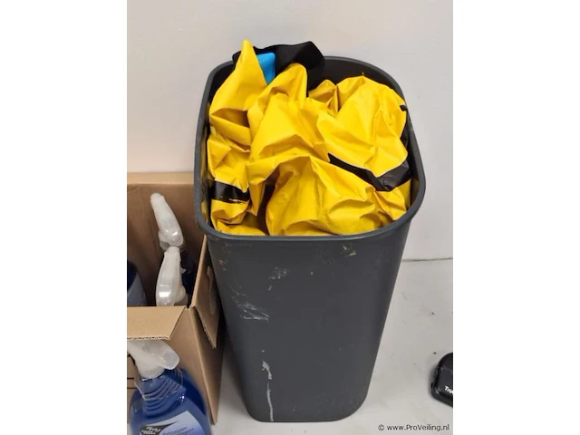 Schoonmaakartikelen/middelen o.a. schoonmaakdoekjes, toiletpapier, multi-reinigers & afvalbak - afbeelding 4 van  4