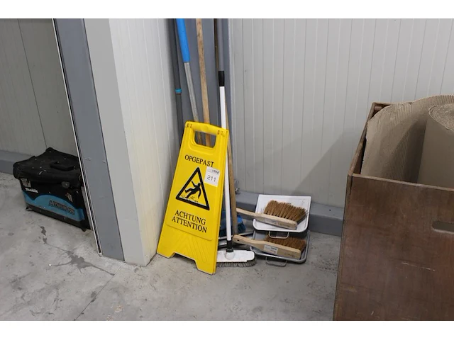 Schoonmaakgereedschappen w.o. schrobbers en stoffers en blik. - afbeelding 1 van  2