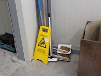 Schoonmaakgereedschappen w.o. schrobbers en stoffers en blik. - afbeelding 1 van  2