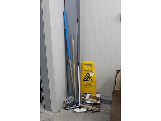 Schoonmaakgereedschappen w.o. schrobbers en stoffers en blik. - afbeelding 2 van  2