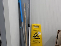 Schoonmaakgereedschappen w.o. schrobbers en stoffers en blik. - afbeelding 2 van  2
