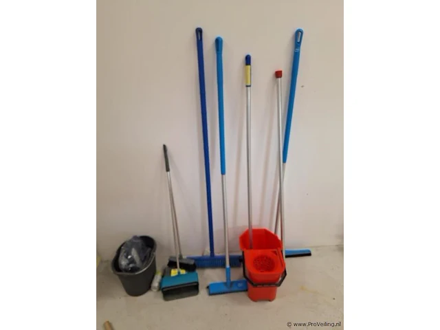 Schoonmaakgerei bestaande uit o.a. dweil, emmers & bezems - afbeelding 1 van  2