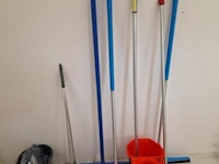 Schoonmaakgerei bestaande uit o.a. dweil, emmers & bezems - afbeelding 1 van  2