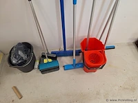 Schoonmaakgerei bestaande uit o.a. dweil, emmers & bezems - afbeelding 2 van  2