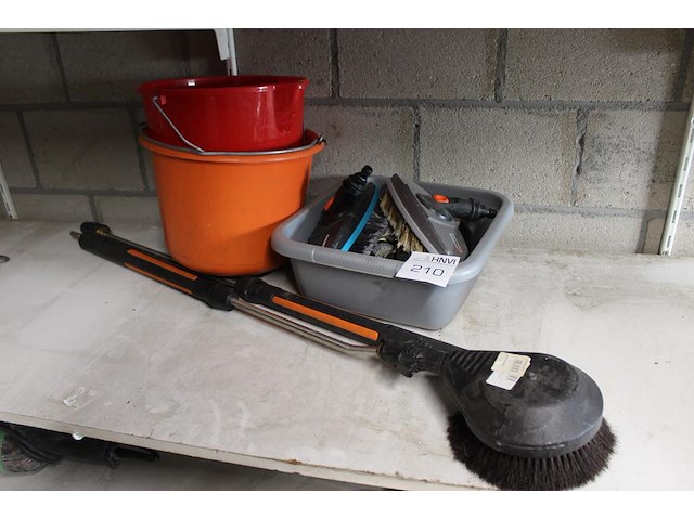 Schoonmaaklanzen en borstels en emmers o.a. gardena. - afbeelding 1 van  1