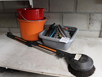 Schoonmaaklanzen en borstels en emmers o.a. gardena. - afbeelding 1 van  1