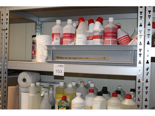 Schoonmaakmiddelen en doeken in diverse uitvoeringen op 4 schappen. - afbeelding 1 van  3