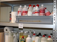 Schoonmaakmiddelen en doeken in diverse uitvoeringen op 4 schappen. - afbeelding 1 van  3