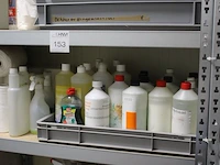 Schoonmaakmiddelen en doeken in diverse uitvoeringen op 4 schappen. - afbeelding 2 van  3