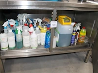 Schoonmaakmiddelen in kast w.o. schuursponzen, verfrissers en reinigers. - afbeelding 1 van  3