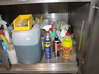 Schoonmaakmiddelen in kast w.o. schuursponzen, verfrissers en reinigers. - afbeelding 3 van  3
