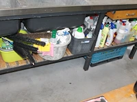Schoonmaakmiddelen in meubel w.o. poetsdoeken, verfrissers en reinigers. let op: exclusief meubel. - afbeelding 1 van  5
