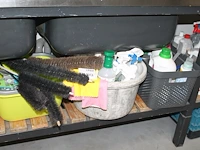 Schoonmaakmiddelen in meubel w.o. poetsdoeken, verfrissers en reinigers. let op: exclusief meubel. - afbeelding 2 van  5