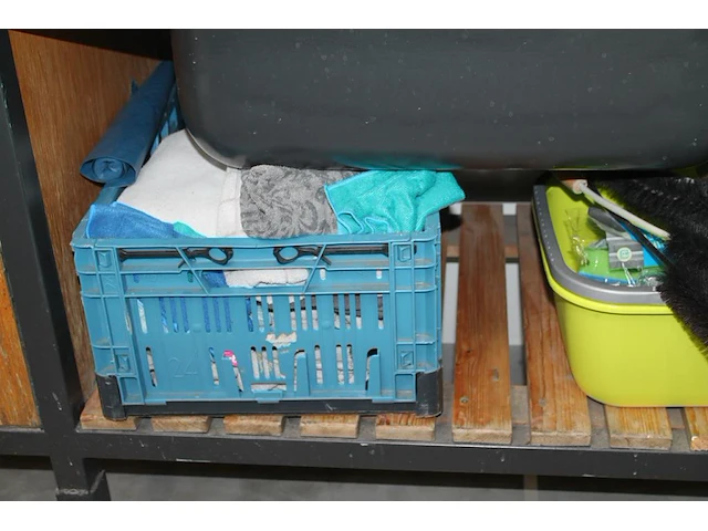 Schoonmaakmiddelen in meubel w.o. poetsdoeken, verfrissers en reinigers. let op: exclusief meubel. - afbeelding 3 van  5
