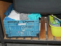 Schoonmaakmiddelen in meubel w.o. poetsdoeken, verfrissers en reinigers. let op: exclusief meubel. - afbeelding 3 van  5