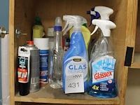 Schoonmaakmiddelen op schap. - afbeelding 1 van  1