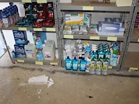Schoonmaakmiddelen waaronder schuurmiddel, vaatwastabletten, vaatwaszout, allesreiniger, wc-blokken, wc-een... - afbeelding 1 van  4