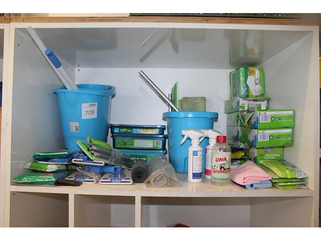 Schoonmaakmiddelen waaronder swiffer op schap. - afbeelding 1 van  1